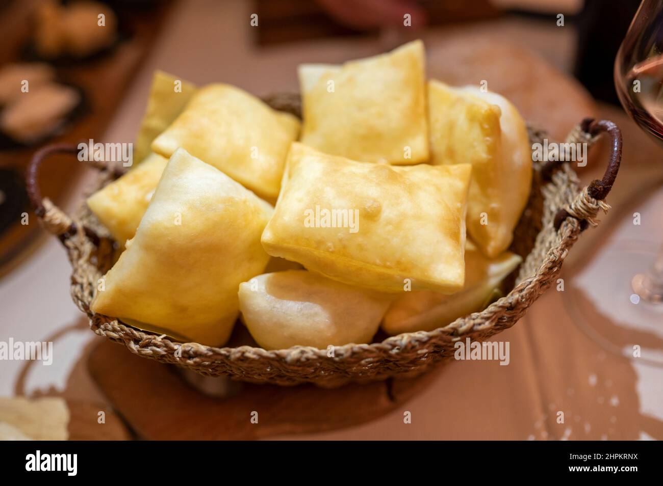 Cibo della regione Emilia Romagna, pane fritto gnocco fritto o crescentina servito in ristorante a Parma, Italia close up Foto Stock