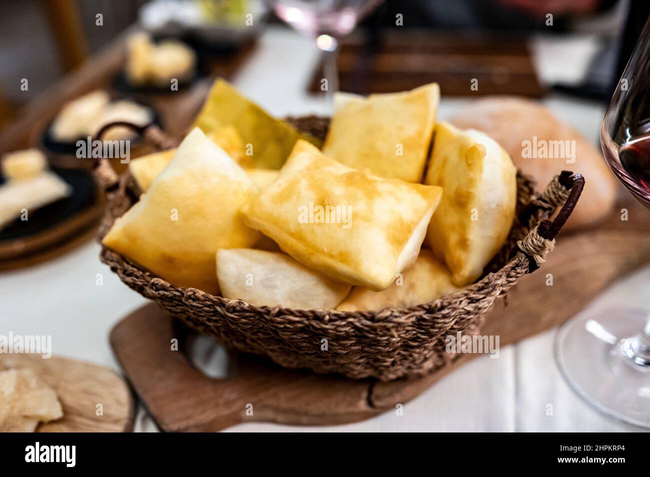 Cibo della regione Emilia Romagna, pane fritto gnocco fritto o crescentina servito in ristorante a Parma, Italia close up Foto Stock