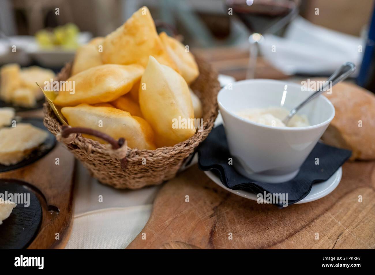 Cibo della regione Emilia Romagna, pane fritto gnocco fritto o crescentina servito in ristorante a Parma, Italia close up Foto Stock