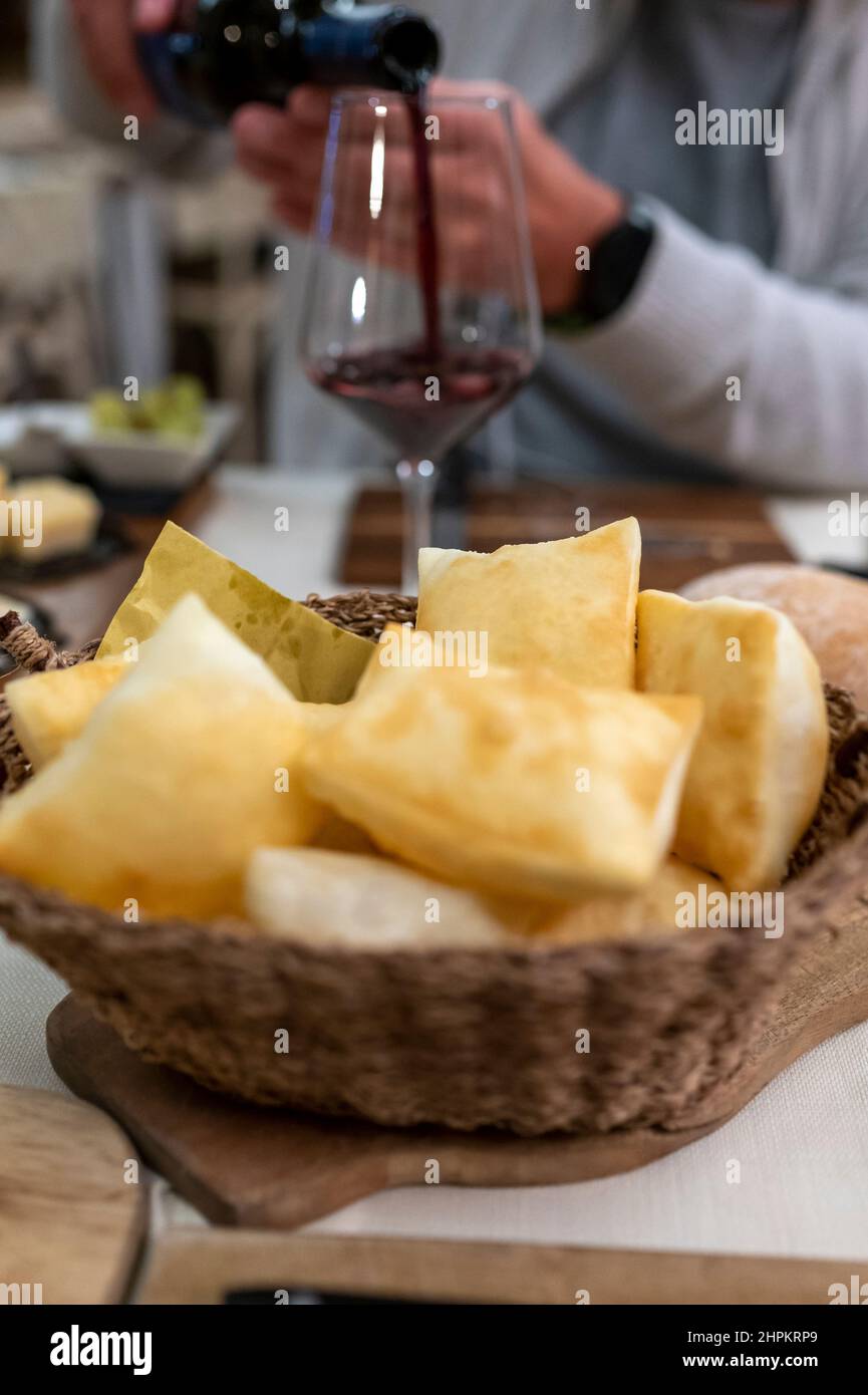 Cibo della regione Emilia Romagna, pane fritto gnocco fritto o crescentina servito in ristorante a Parma, Italia close up Foto Stock