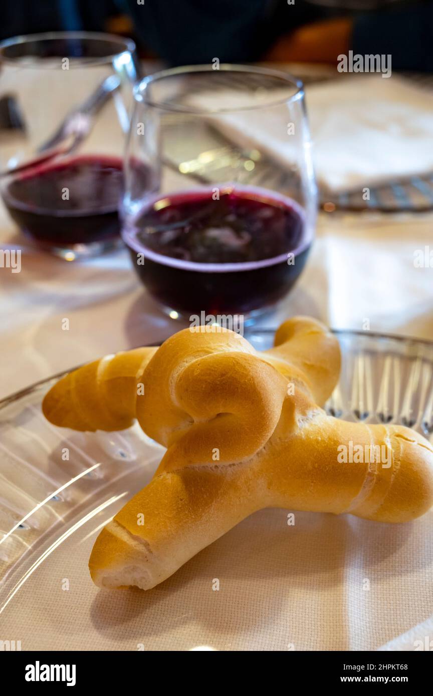 Spumante del Nord Italia, regione Emilia Romagna, Lambrusco rosso secco o dolce e pane a Modena da vicino Foto Stock