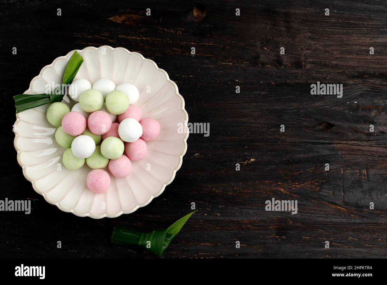Vista dall'alto di Tang Yuan grezzo (palline di gnocchi dolci) su sfondo di legno. Cucina tradizionale per il Festival delle Lanterne, metà autunno, Dongzhi (Solstizio d'Inverno Foto Stock