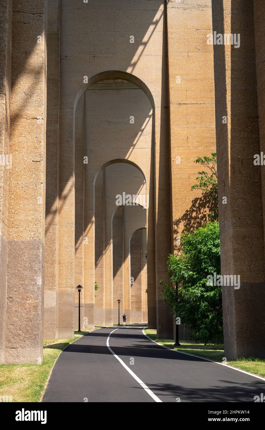 Percorso sotto gli archi del ponte Hell Gate Railroad Bridge a Randalls Island, New York City il ponte e la struttura sono attualmente utilizzati dalla Amtrak’ Foto Stock