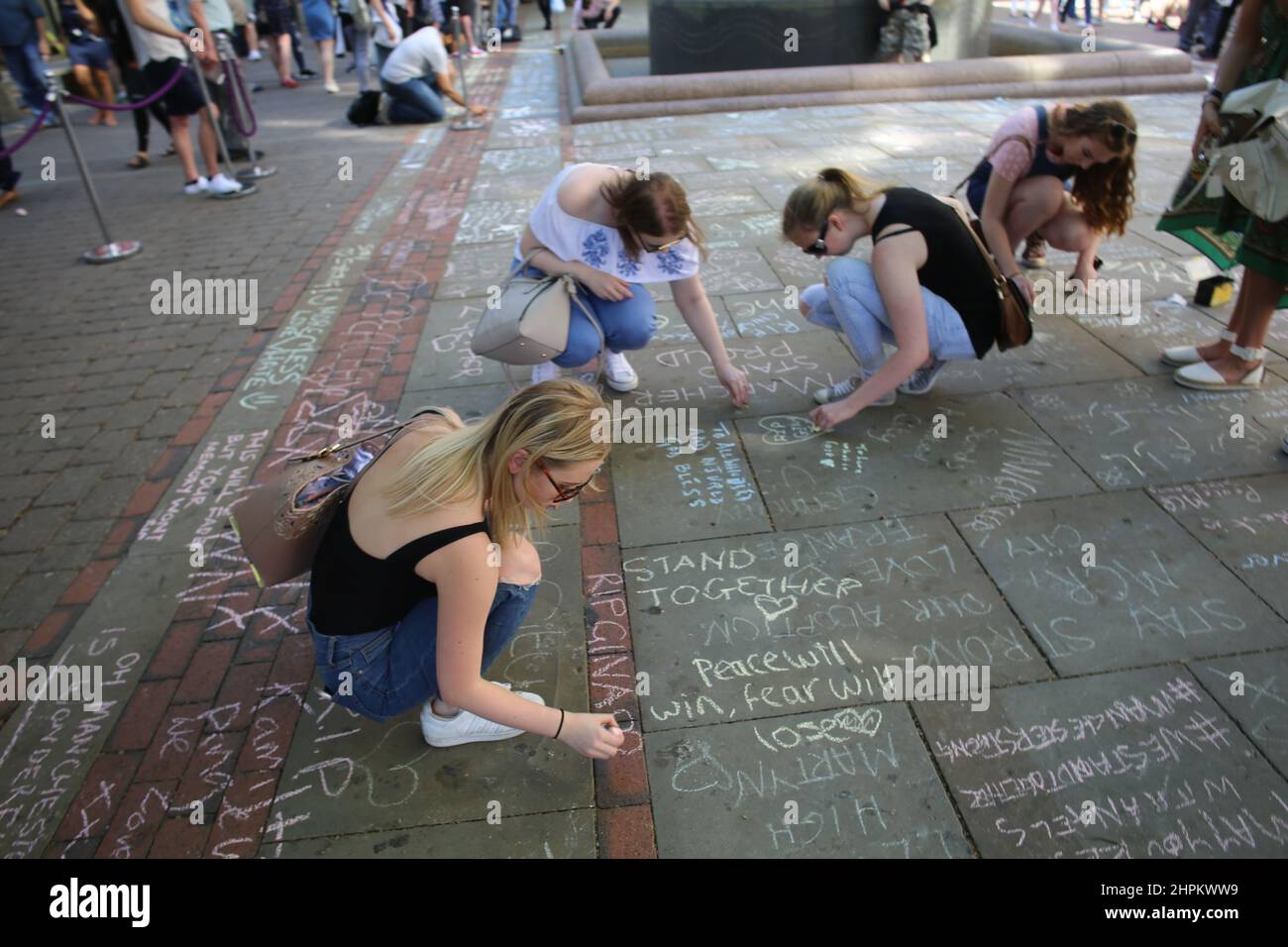 Dopo la bomba di Manchester si rende omaggio a St Ann's Square Foto Stock