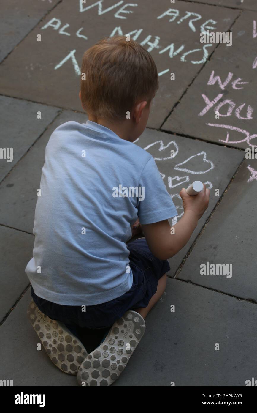 Dopo la bomba di Manchester si rende omaggio a St Ann's Square Foto Stock