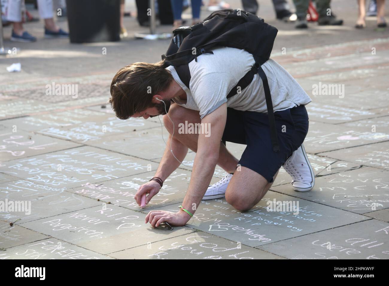 Dopo la bomba di Manchester si rende omaggio a St Ann's Square Foto Stock