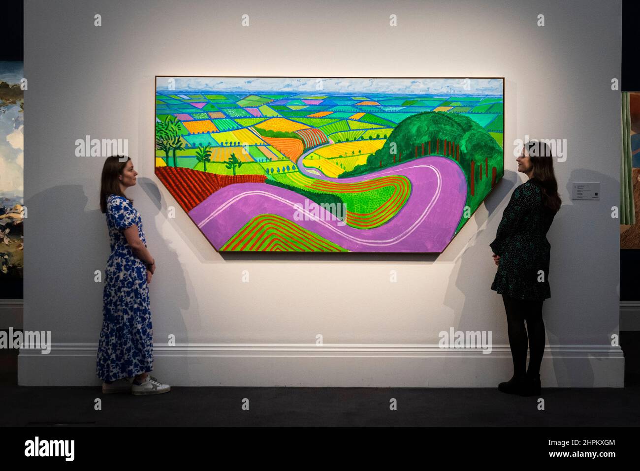 Londra, Regno Unito. 22nd Feb 2022. Il personale posa con “Garrowby Hill”, 2017, by David Hockney (est. £7.500.000-10.500.000) in anteprima della prossima vendita di Arte moderna e Contemporanea di Sotheby, le opere saranno messe all'asta alle gallerie New Bond Street di Sotheby il 2 marzo. Credit: Stephen Chung/Alamy Live News Foto Stock