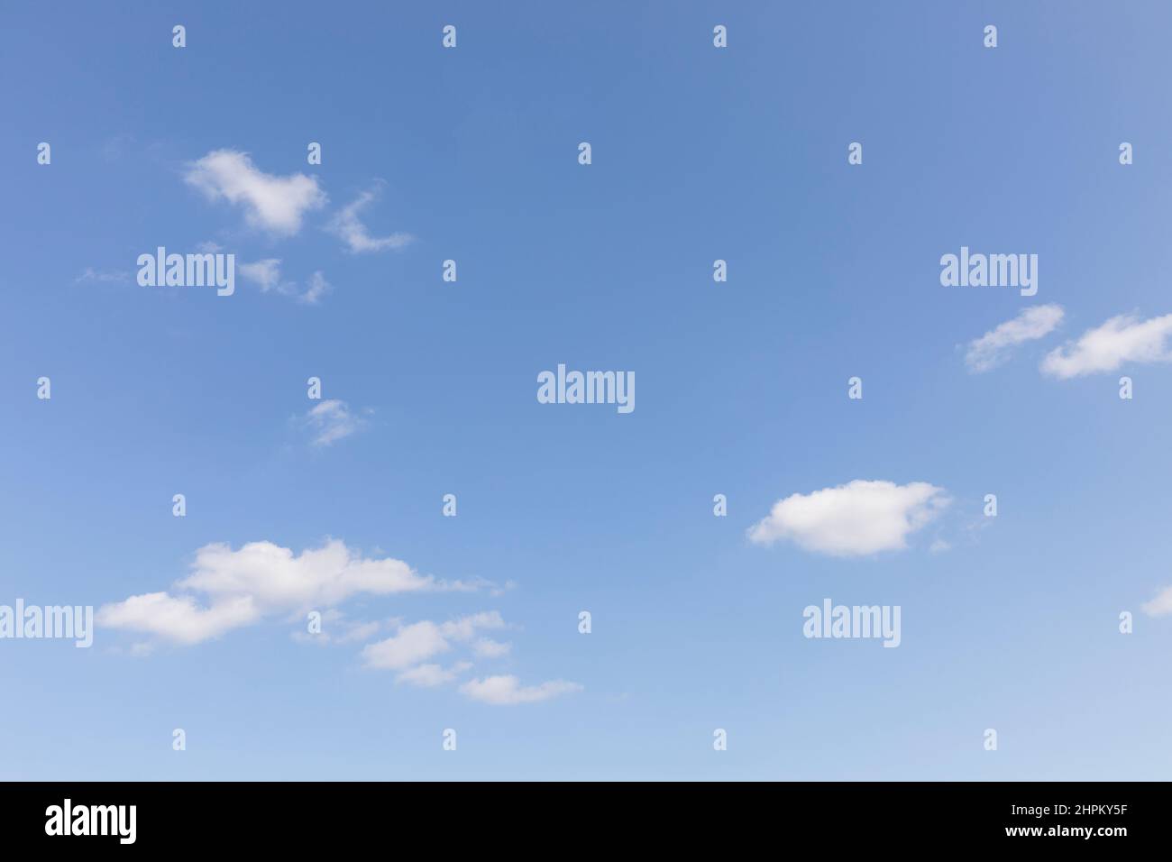 Cielo blu con alcune nuvole nel cielo dell'estate svizzera. Sfondo perfetto Foto Stock