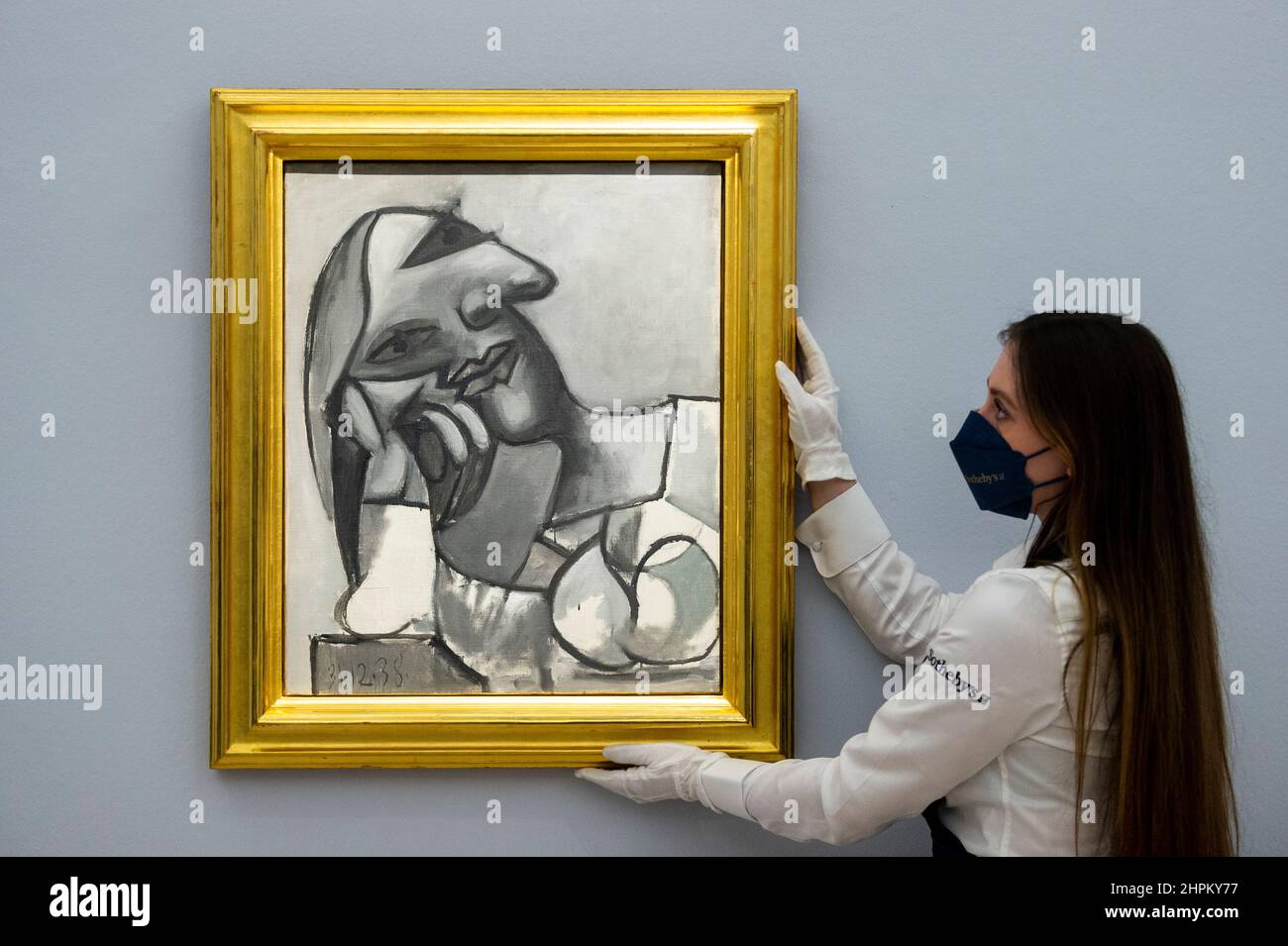 Londra, Regno Unito. 22 febbraio 2022. Un tecnico presenta “buste de femme accoudée”, 1938, di Pablo Picasso, (est. £10.000.000-15.000.000) in anteprima della prossima vendita di Arte moderna e Contemporanea di Sotheby, le opere saranno messe all'asta nelle gallerie New Bond Street di Sotheby il 2 marzo. Credit: Stephen Chung / Alamy Live News Foto Stock