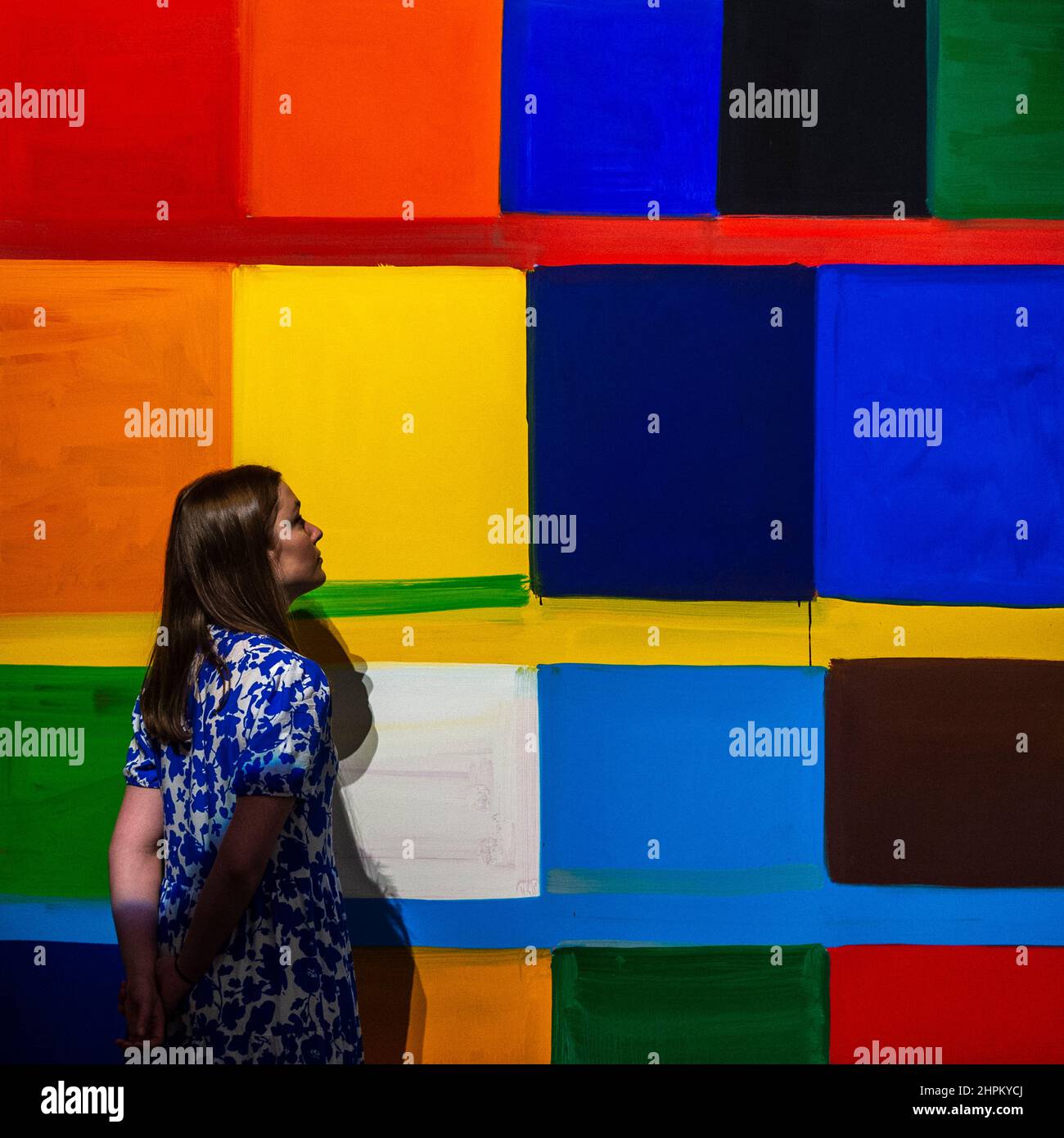 Londra, Regno Unito. 22 febbraio 2022. Un membro dello staff vede “Nightwatch”, 2012, di Stanley Whitney (est. £300.000-500.000) in anteprima della prossima vendita di Arte moderna e Contemporanea di Sotheby, le opere saranno messe all'asta nelle gallerie New Bond Street di Sotheby il 2 marzo. Credit: Stephen Chung / Alamy Live News Foto Stock