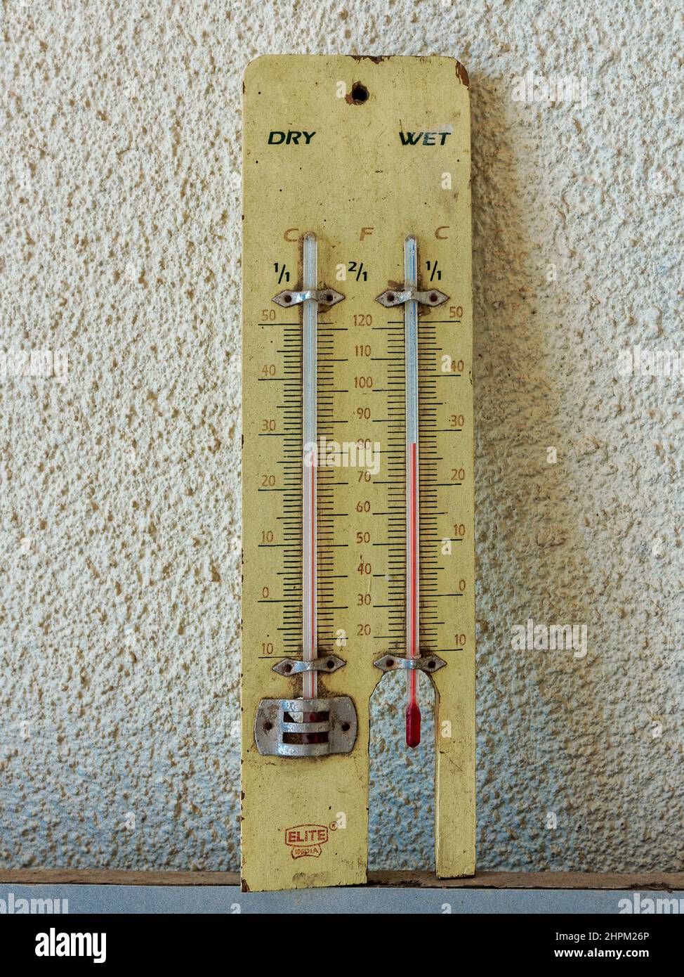 Igrometro a bulbo wet-dry vintage in legno 02 20 2022, termometri a parete Lokgram Kalyan Maharashtra India. Foto Stock