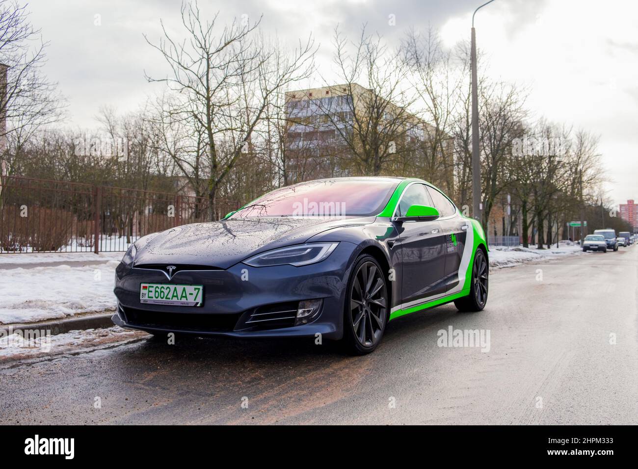 MINSK, BIELORUSSIA - 20 FEBBRAIO 2022: Auto elettrica Tesla Model S in condivisione sulla strada in attesa di un cliente Foto Stock