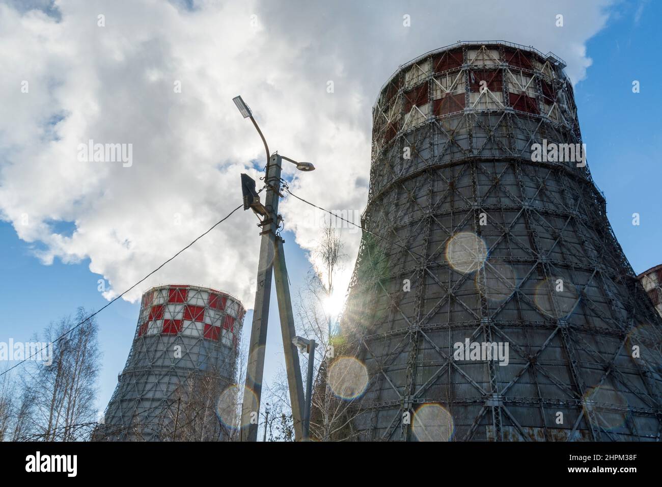 Tubi da fumo industriali in primo piano di vari tipi di centrali termiche in inverno Foto Stock