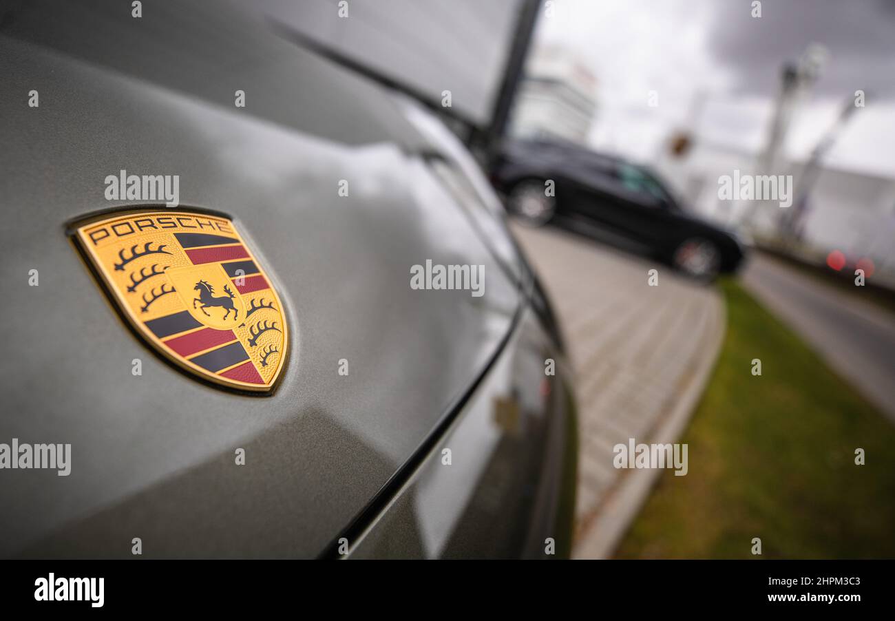 Stoccarda, Germania. 22nd Feb 2022. Il logo Porsche è visibile su un'auto presso la sede centrale dell'azienda a Stoccarda-Zuffenhausen. Il Gruppo Volkswagen vuole portare al pubblico la sua controllata Porsche AG. Credit: Christoph Schmidt/dpa/Alamy Live News Foto Stock