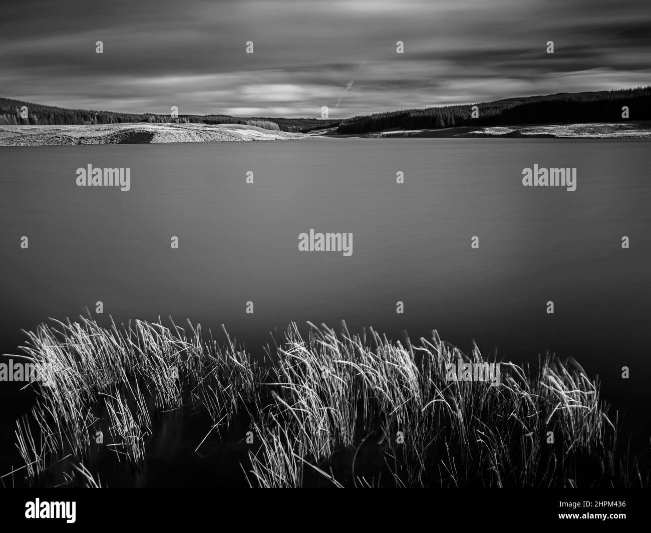 Una lunga esposizione in bianco e nero del serbatoio di Glengavel vicino a Strathaven nel Lanarkshire, Scozia. Foto Stock