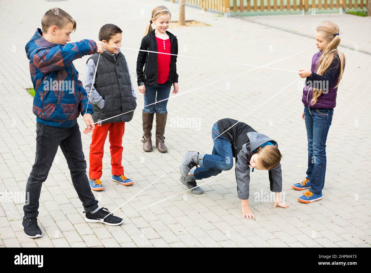 Giochi per bambini con corda di gomma Foto Stock