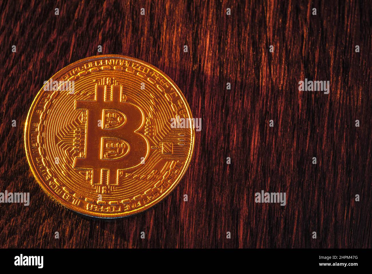 Moneta Bitcoin su sfondo di legno scuro Foto Stock