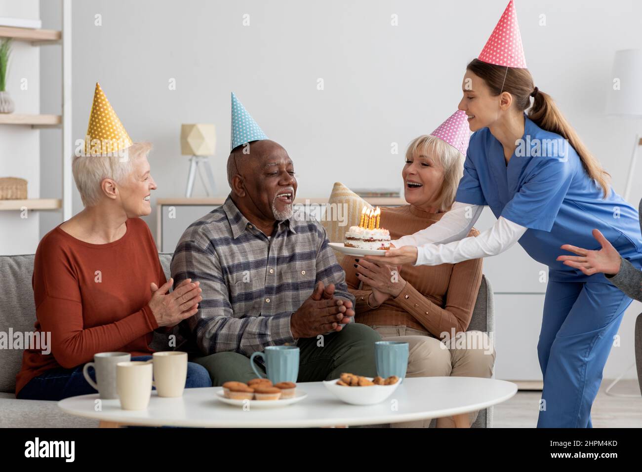 Uomo nero anziano che ha festa di compleanno nella casa di cura Foto Stock