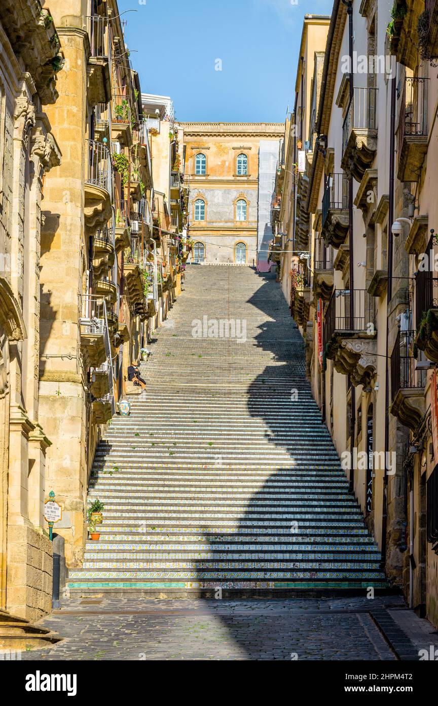 Vista verticale della famosa Scala Santa Maria del Monte, una lunga scalinata pubblica nella cittadina medievale collinare di Caltagirone, famosa per il cer decorato Foto Stock