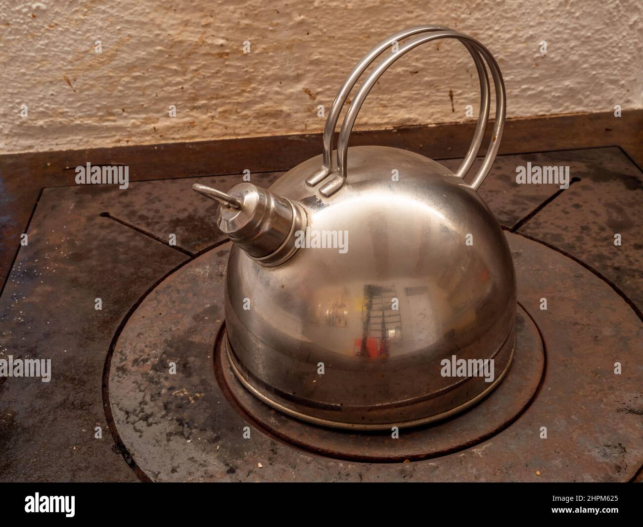 Bollitore per tè antico su un piano cottura Foto Stock