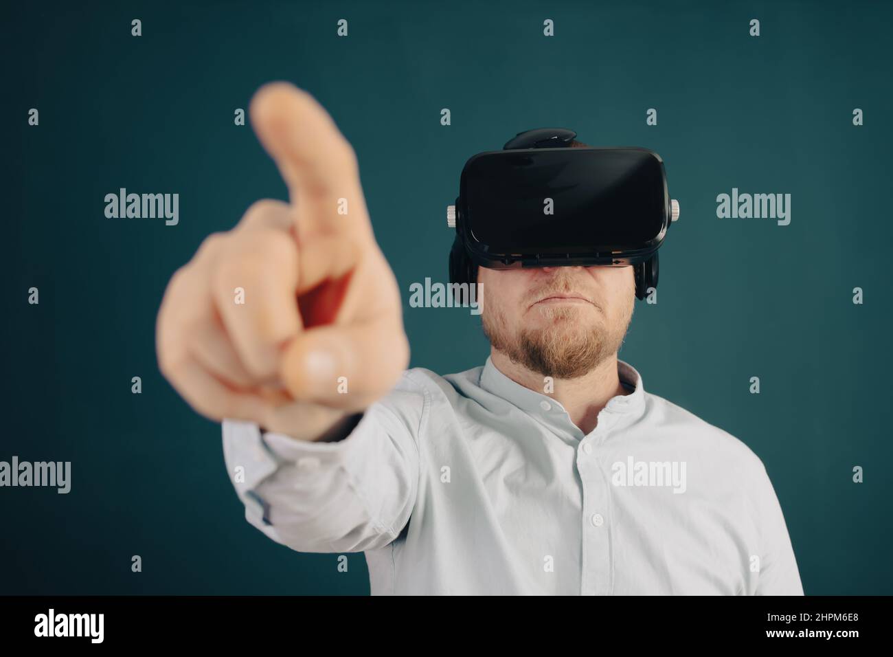 Tecnologia metaverse digitale del mondo informatico. Uomo d'affari con occhiali per realtà virtuale che utilizzano la realtà aumentata NFT, il concetto di stile di vita futuristico Foto Stock