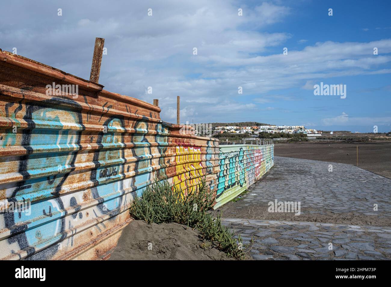 Graffiti coprì il metallo che circonda un nuovo hotel di sviluppo a Playa la Tejita vicino El Medano a Tenerife, Isole Canarie, Spagna. Foto Stock