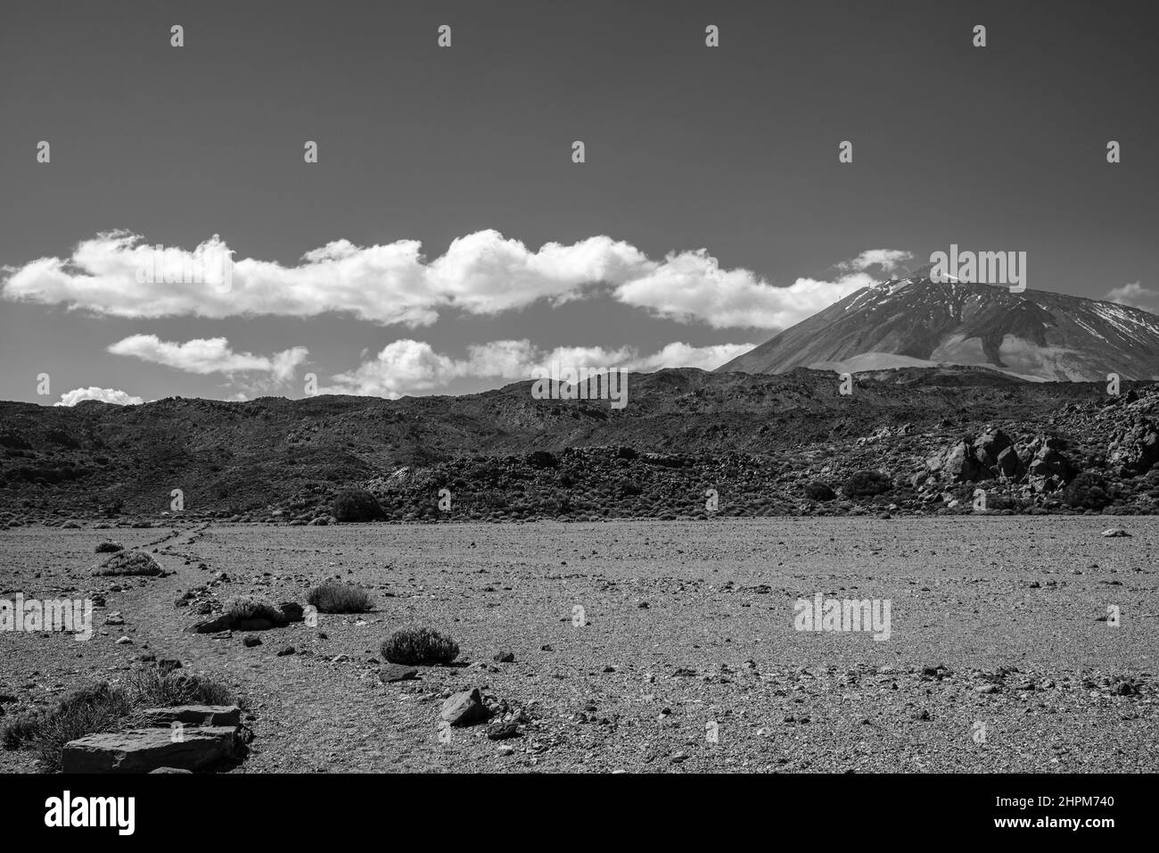 Nuvole bianche di cumulo che escono dal Monte Teide visto dalle Siete Canadas nel Parco Nazionale Las Canadas del Teide, Tenerife, Isole Canarie, Foto Stock