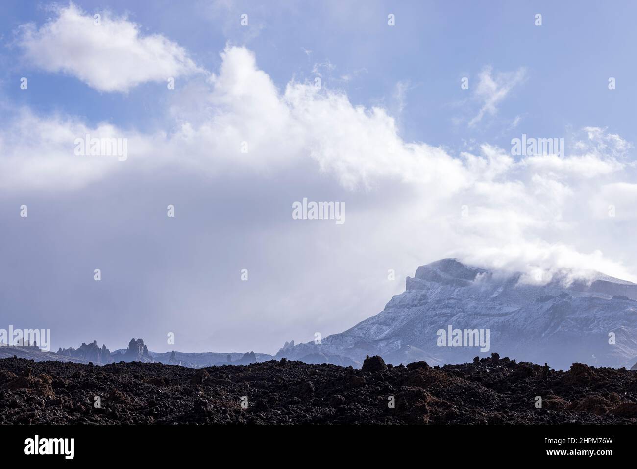 Il monte Guajara innevato e le nuvole nel Parco Nazionale Las Canadas del Teide, Tenerife, Isole Canarie, Spagna Foto Stock