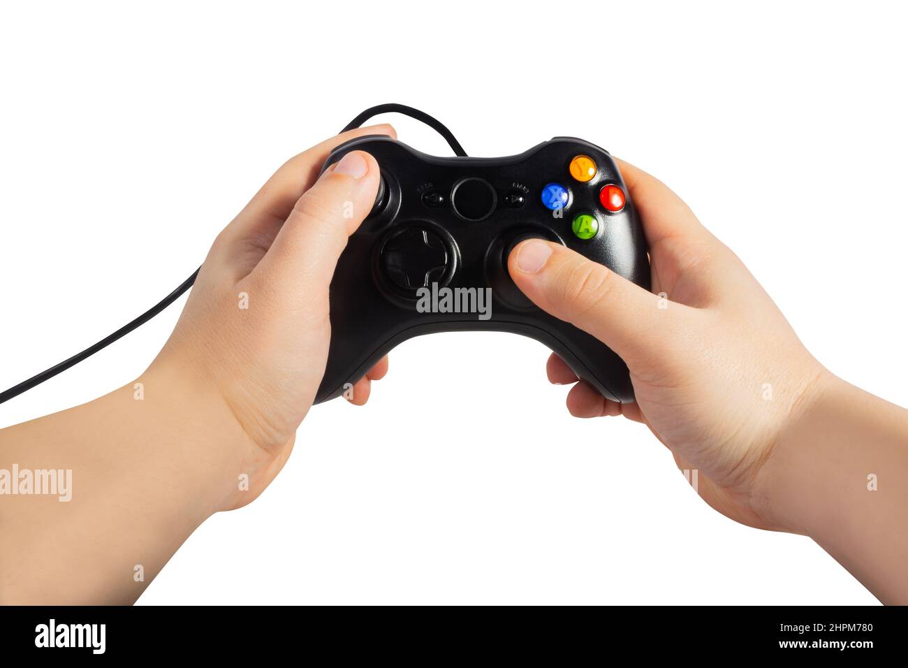 Foto isolata di prima persona vedere le mani maschili tenendo nero colorato e cablato moderno game pad controller su sfondo bianco. Foto Stock