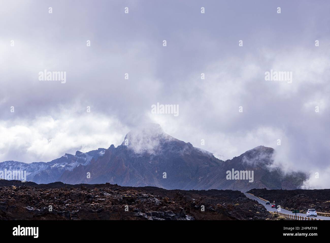 Nuvola e neve sul crinale di montagna lungo la strada attraverso il Parco Nazionale Las Canadas del Teide, Tenerife, Isole Canarie, Spagna Foto Stock