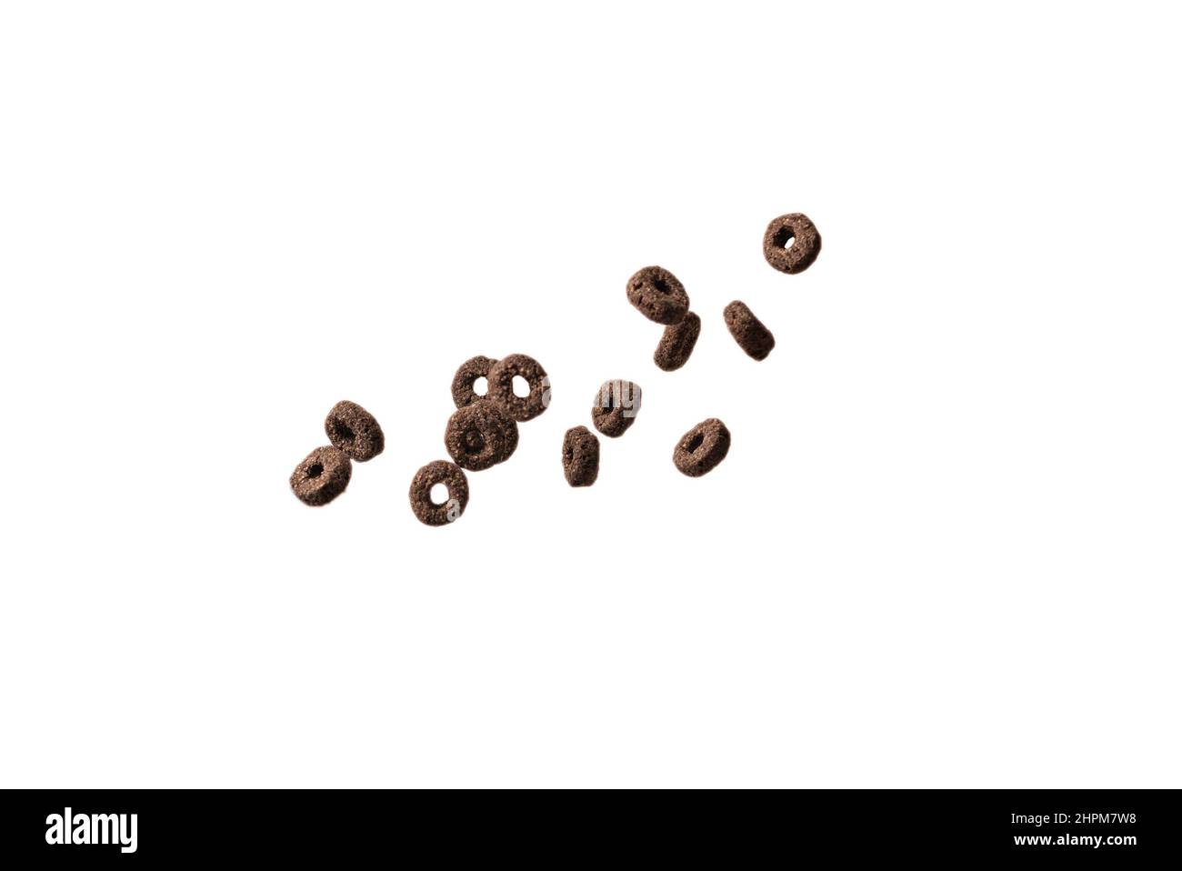 I cerali di cioccolato fuoriescono in una ciotola. Colazione. Isolato su sfondo bianco. Foto Stock