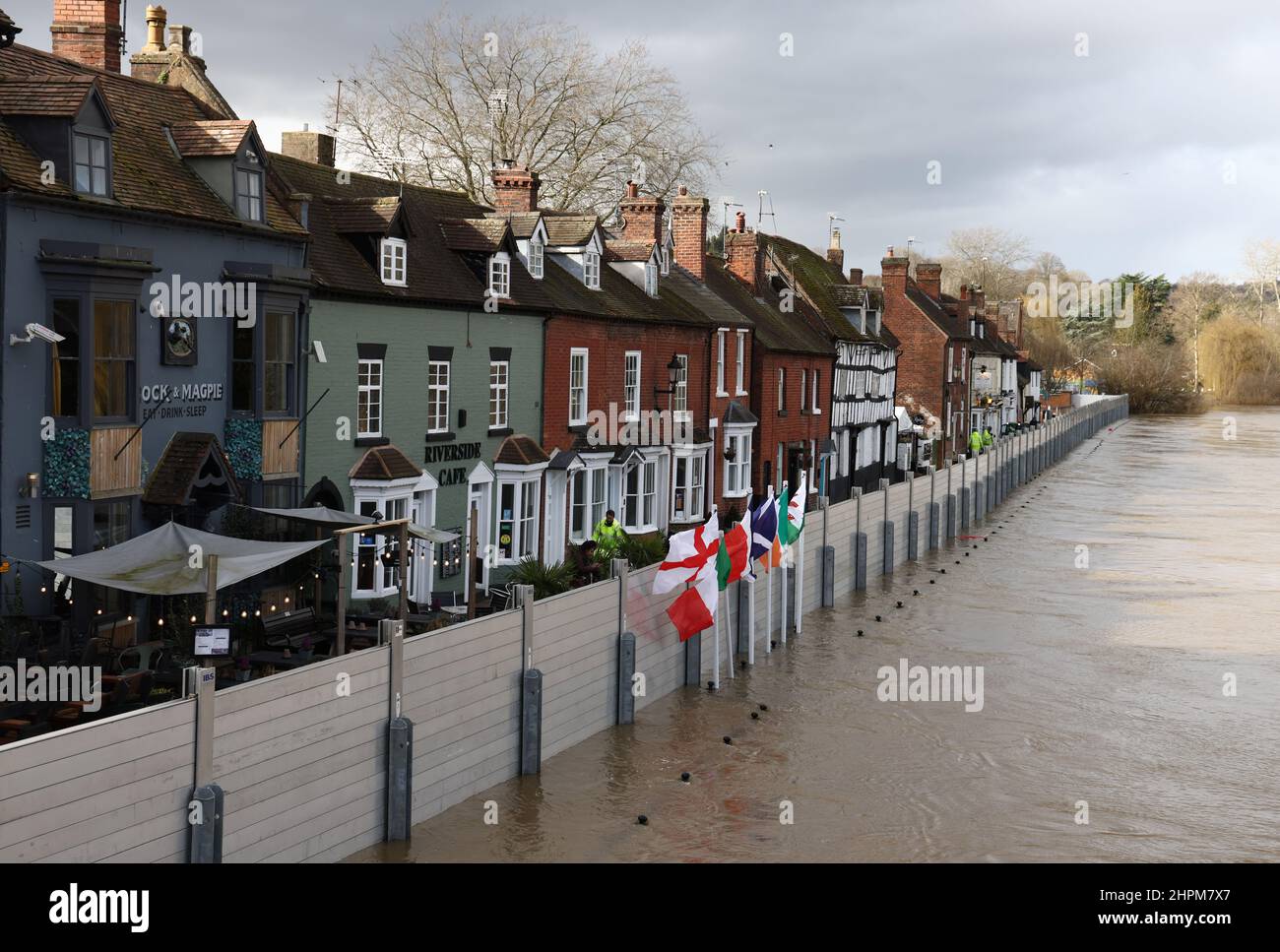 Bewdley, Worcestershire, Regno Unito. 22nd febbraio 2022. Meteo Regno Unito. Le bandiere volano davanti alle barriere di alluvione che trattengono il fiume Severn dopo che un incidente importante è stato dichiarato in Bewdley, Worcestershire e Ironbridge, Shropshire. Credit Darren Staples/Alamy Live News. Foto Stock