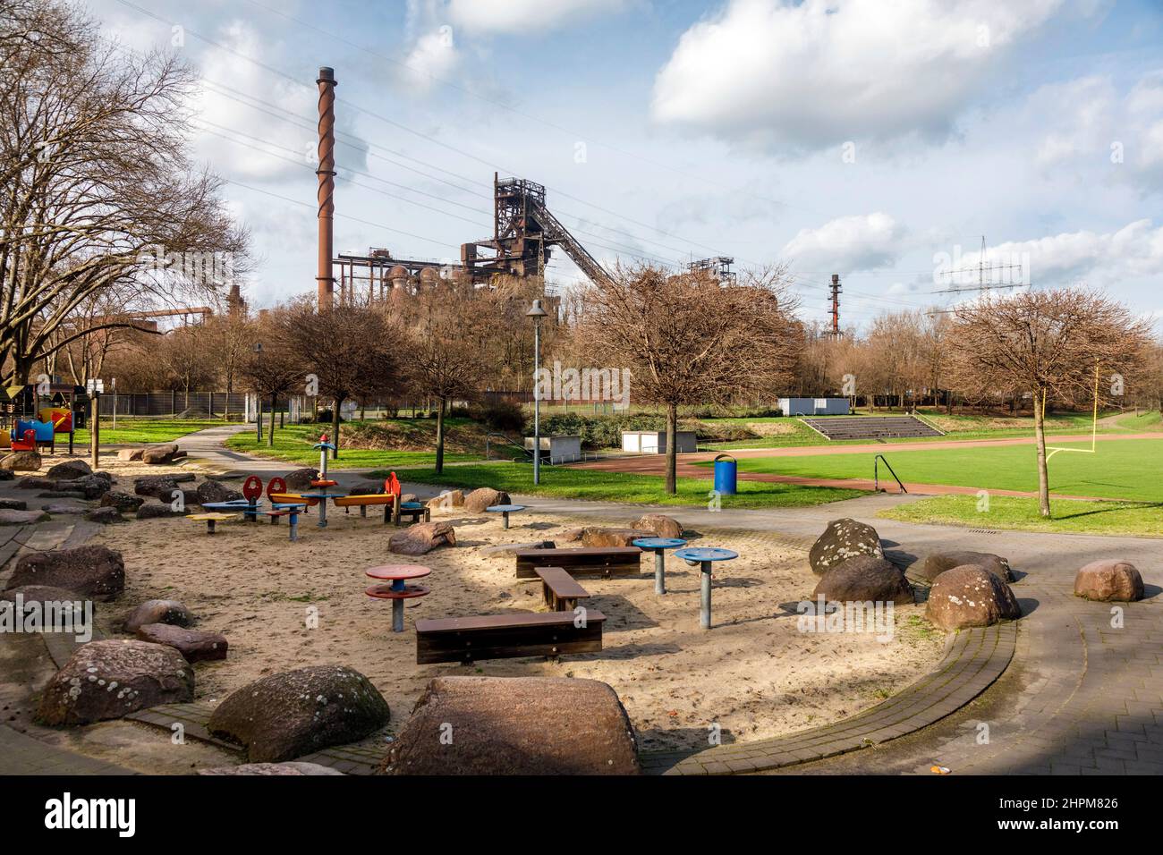 Altoforno di ThyssenKrupp Steel Europe AG dietro lo stadio di Hamborn nel parco pubblico di Schwelgern a Duisburg-Marxloh Foto Stock