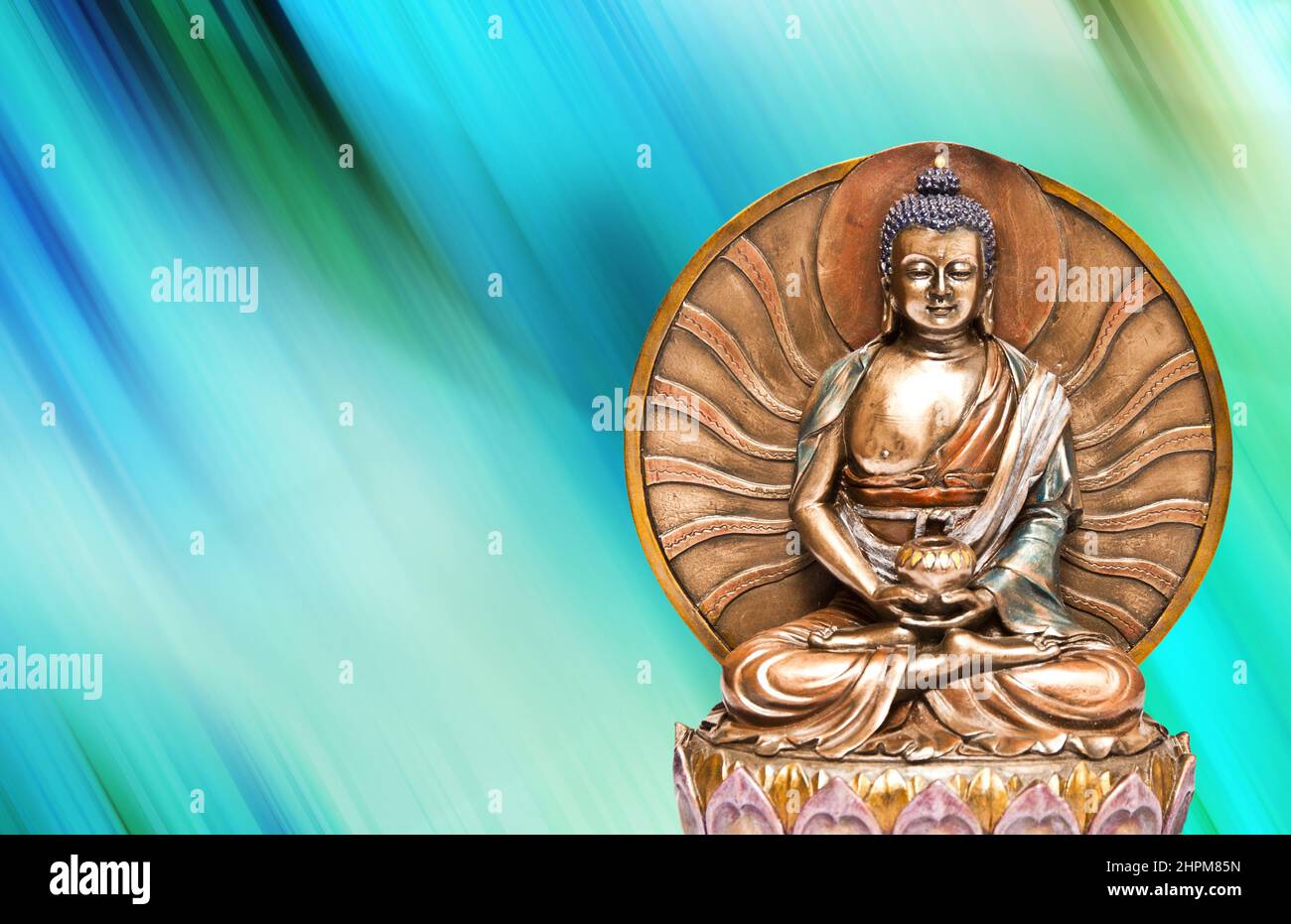 Statua del Buddha in stile thailandese con luce luminosa, serenità e concetto di meditazione Foto Stock