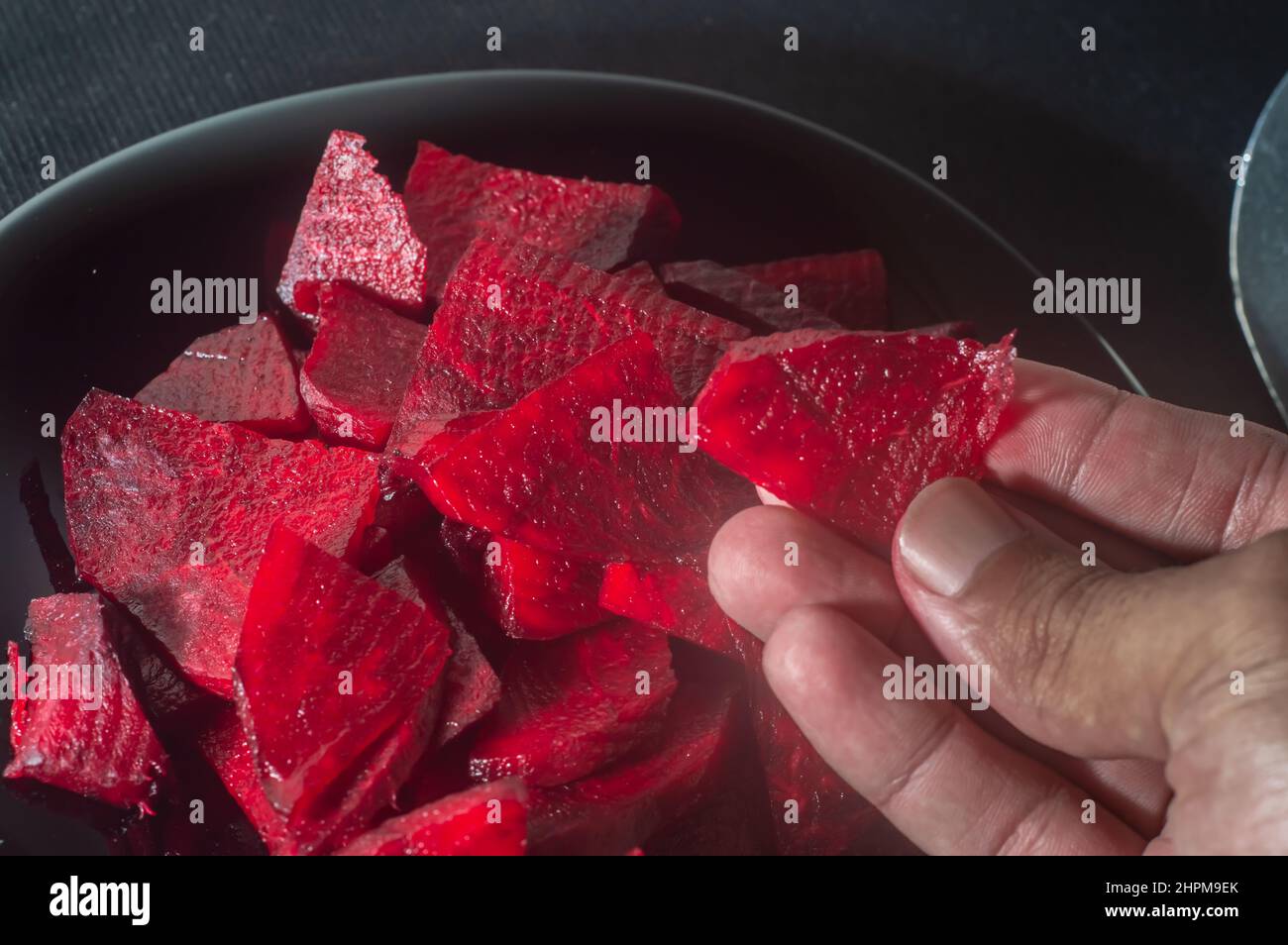 Barbabietola tagliata in un piatto nero con spazio di copia a sinistra, saldavel cibo concetto. Foto Stock