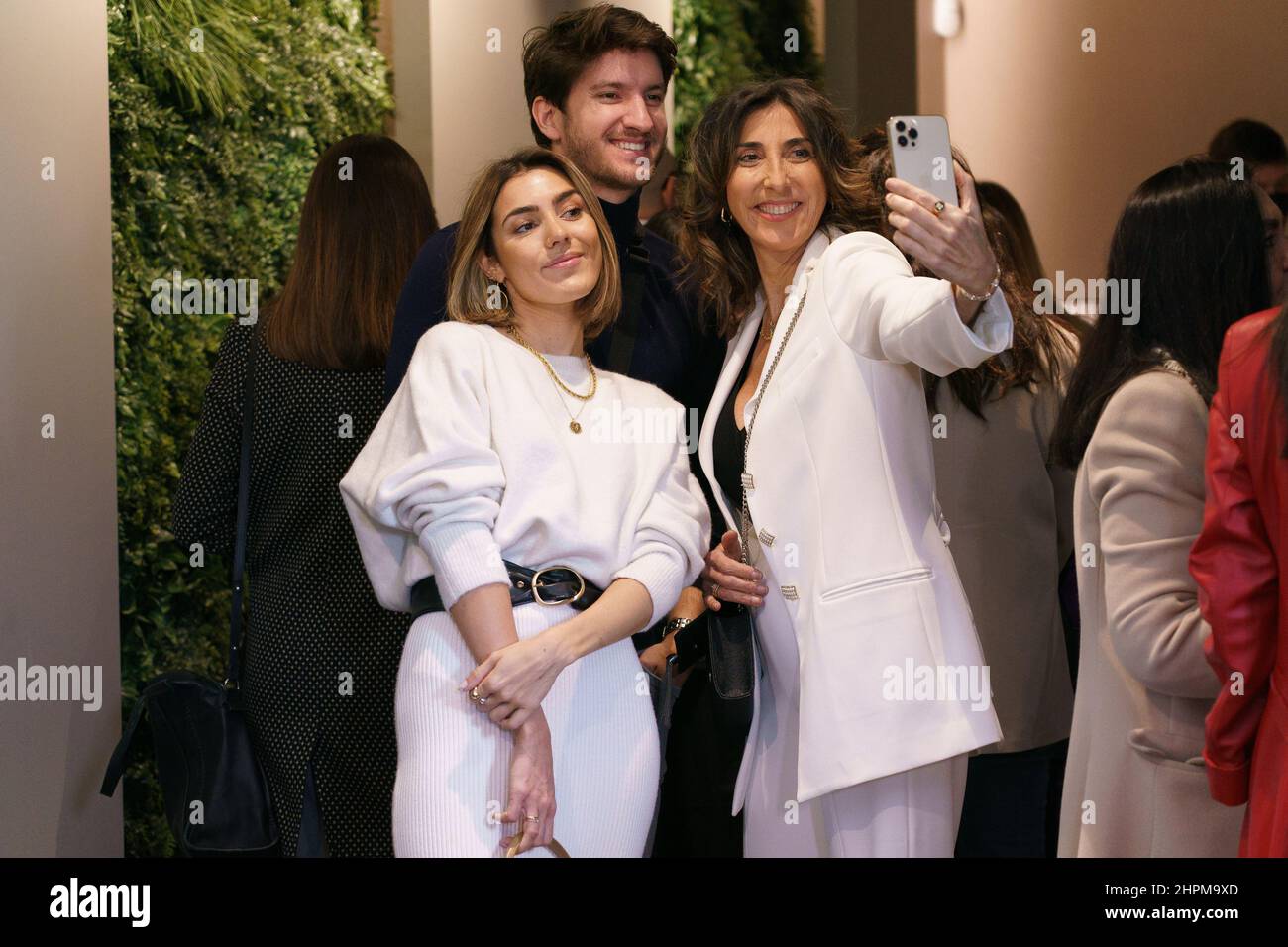Da (L a R) Anna Ferrer Padilla, Ivan Martin e Paz Padilla partecipano alla manifestazione fotografica per Elle Talks Metaverso nello spazio Caixa Colon di Madrid. Foto Stock