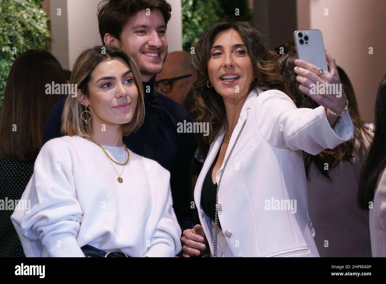 Da (L a R) Anna Ferrer Padilla, Ivan Martin e Paz Padilla partecipano alla manifestazione fotografica per Elle Talks Metaverso nello spazio Caixa Colon di Madrid. Foto Stock