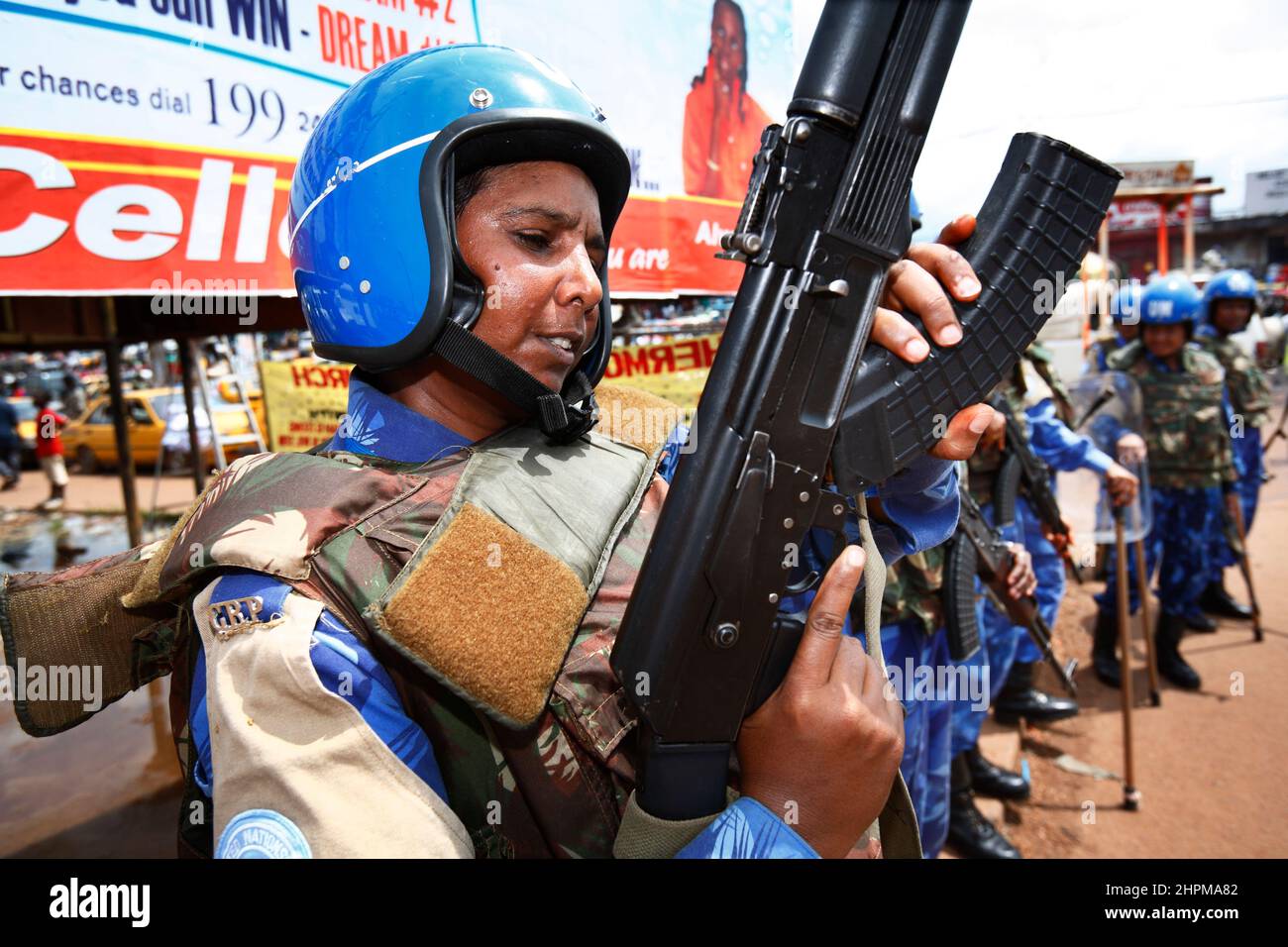 ONU Women Power a Monrovia, Liberia. Lo spiegamento delle unità di polizia paramilitari indiane è stato considerato la prima missione di mantenimento della pace da parte di un'unità di tutte le donne nella storia delle Nazioni Unite. L'unità femminile indiana ha sostenuto la missione di pace dell'UNMIL in Liberia. L'unità speciale blu della polizia indiana è armata e serve a sostenere la polizia liberiana appena creata e ancora disarmata. Foto Stock