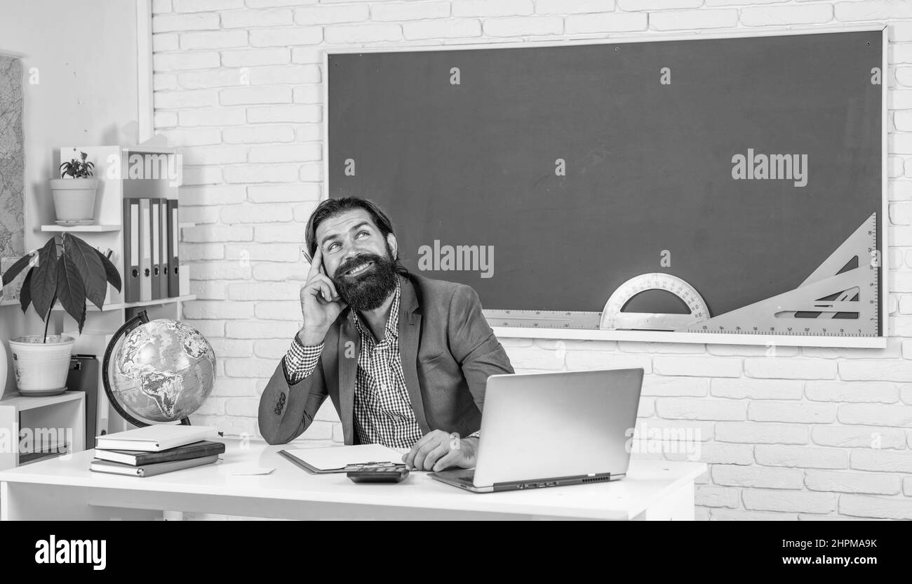 allegro ragazzo con un ampio sorriso sognando di laurea, scuola, istruzione. Foto Stock