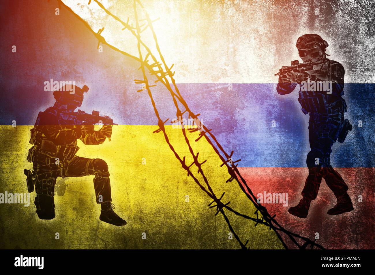Bandiere grunge della Federazione Russa e dell'Ucraina divise da filo di chiatta con i soliders che puntano l'arma l'un l'altro sole haze illustrazione, concetto di decine Foto Stock