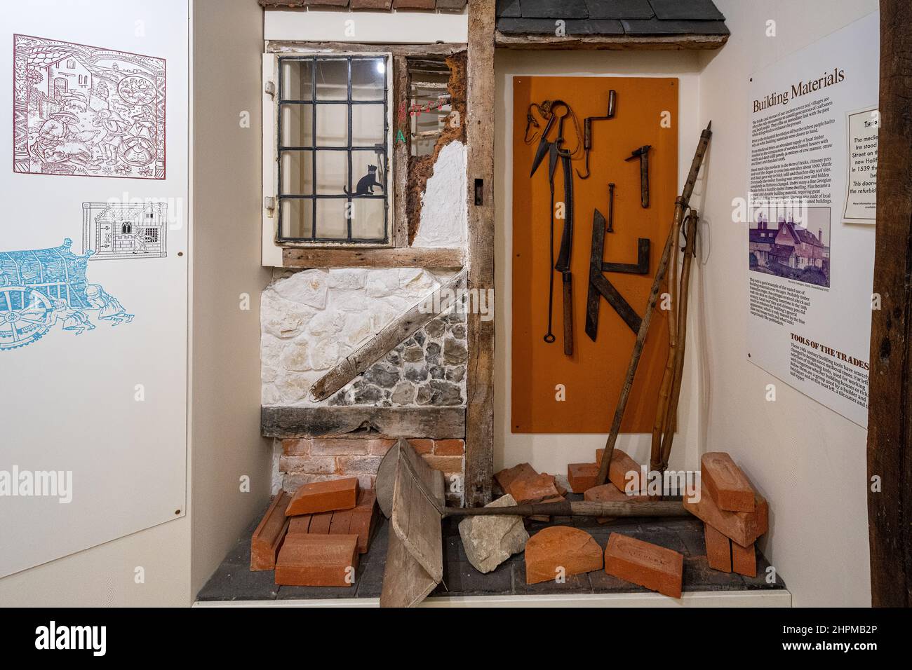 Curtis Museum, il museo di storia locale nel centro di Alton, Hampshire, Inghilterra, Regno Unito. Mostra su materiali e strumenti da costruzione locali Foto Stock