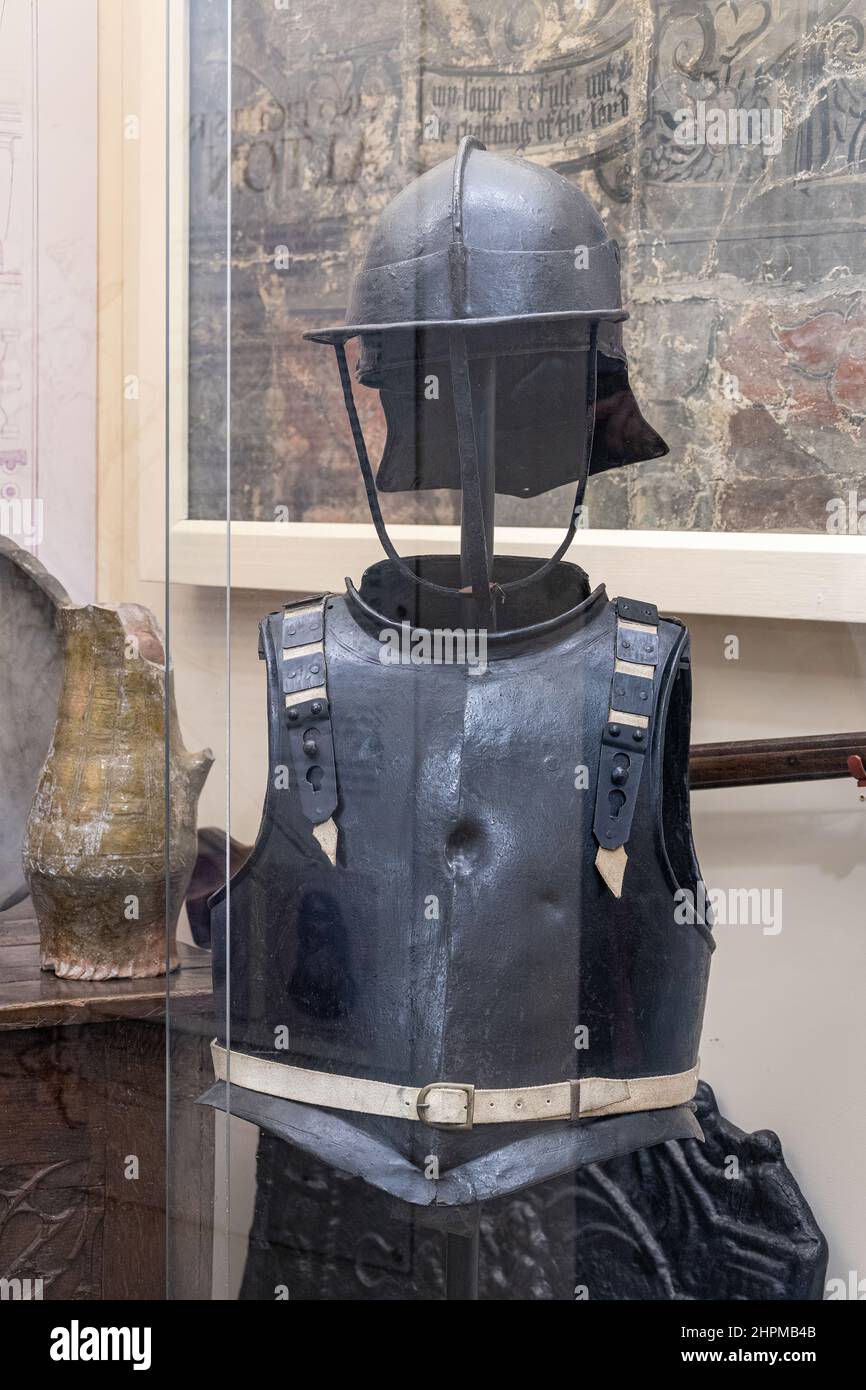 Curtis Museum, il museo di storia locale di Alton Town, Hampshire, Inghilterra, Regno Unito. Mostra Battle of Alton con casco e pettorale dell'epoca della Guerra civile Foto Stock