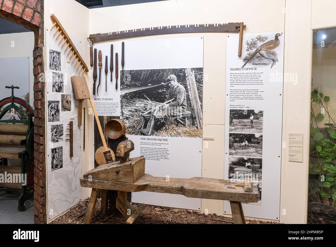Curtis Museum, il museo di storia locale nel centro di Alton, Hampshire, Inghilterra, Regno Unito. Mostra di accampamento di nocciolo, facendo scope e ciotola girare Foto Stock