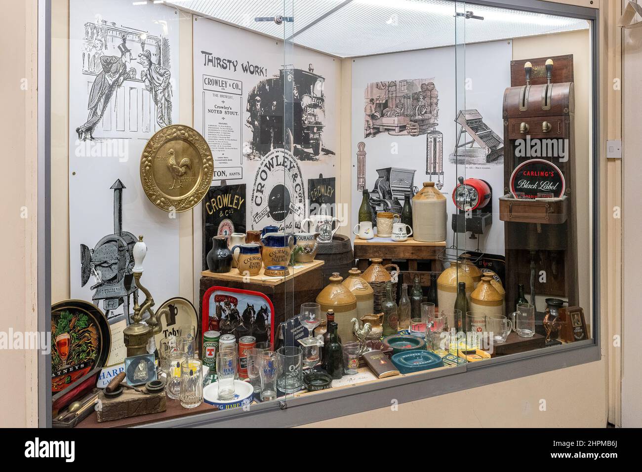 Curtis Museum, il museo di storia locale nel centro di Alton, Hampshire, Inghilterra, Regno Unito. Mostra sull'attività di produzione della birra e la birreria Crowley & Co Foto Stock
