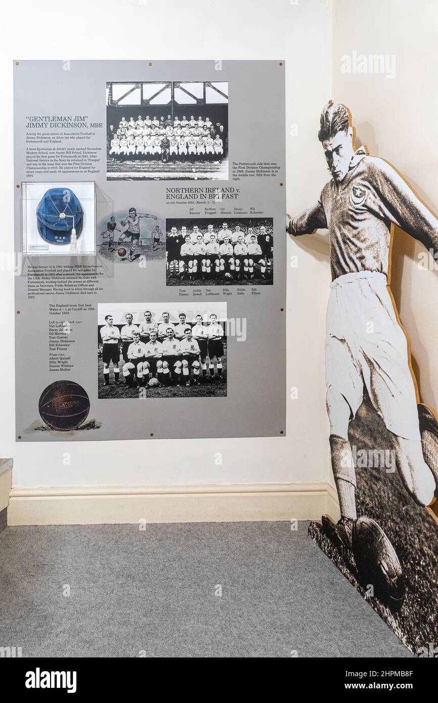 Curtis Museum, il museo di storia locale nel centro di Alton, Hampshire, Inghilterra, Regno Unito. Mostra sul calciatore 'Gentleman Jim' Jimmy Dickinson Foto Stock