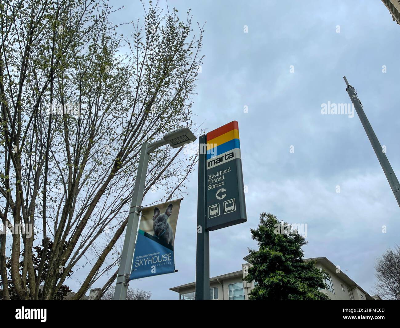 Atlanta, GA - 21 marzo 2020: Un segnale di stop Marta nel distretto di Buckhead di Atlanta, GA. Foto Stock