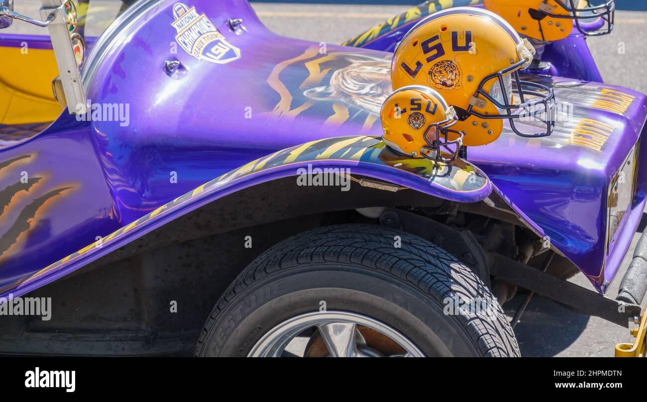 NEW ORLEANS, LA, USA - 19 FEBBRAIO 2022: Dune buggy con caschi da calcio LSU come decorazione del motivo di calcio LSU Foto Stock