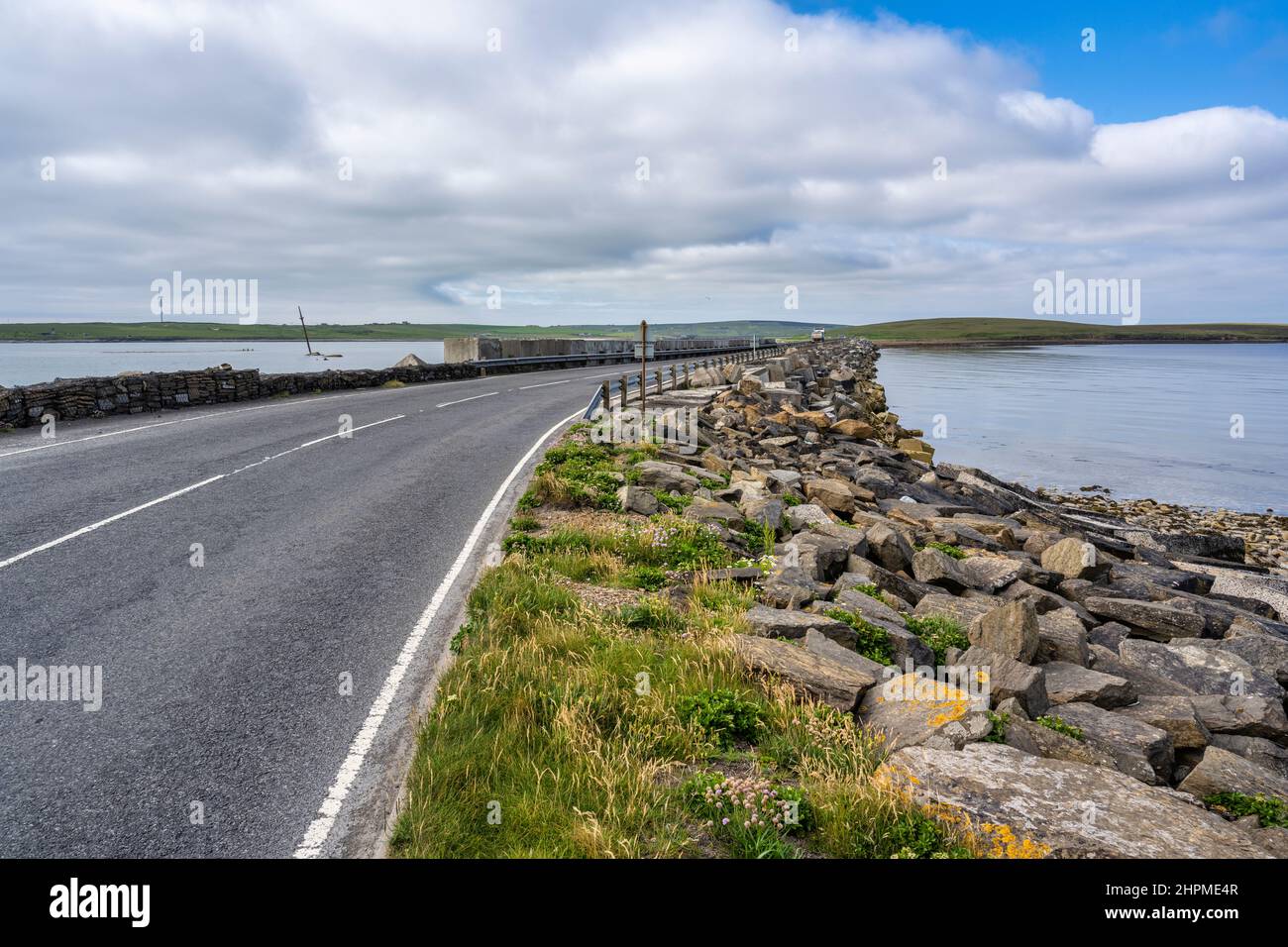 Vista della strada rialzata di Churchill Barrier che collega le piccole isole di Glimps Holm e Burray, Orkney Isles, Scozia, Regno Unito Foto Stock