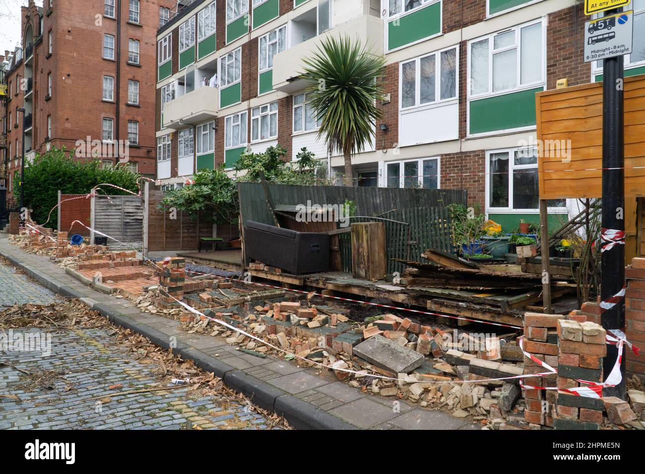 Londra, UK, 20 febbraio 2022: A Stepney Green un muro di mattoni è crollato durante Storm Eunice esponendo quattro giardini ai passanti. Le compagnie di assicurazione stanno affrontando costi che vanno a miliardi di sterline come le tempeste Dudley (Ylenia) ed Eunice (Zeynep) hanno spazzato il Regno Unito e l'Europa occidentale. Anna Watson/Alamy Live News Foto Stock