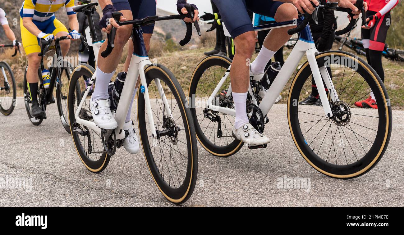 Gruppo di ciclisti professionisti maschi durante una gara internazionale sulle strade di montagna. Foto Stock